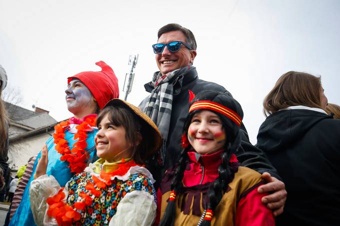 Predsednik Pahor na pustni povorki v enurju